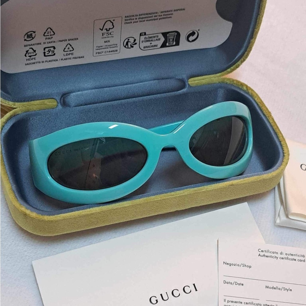 GUCCI -
Tiffany Blue Oval Sunglasses - Picture 2 of 12